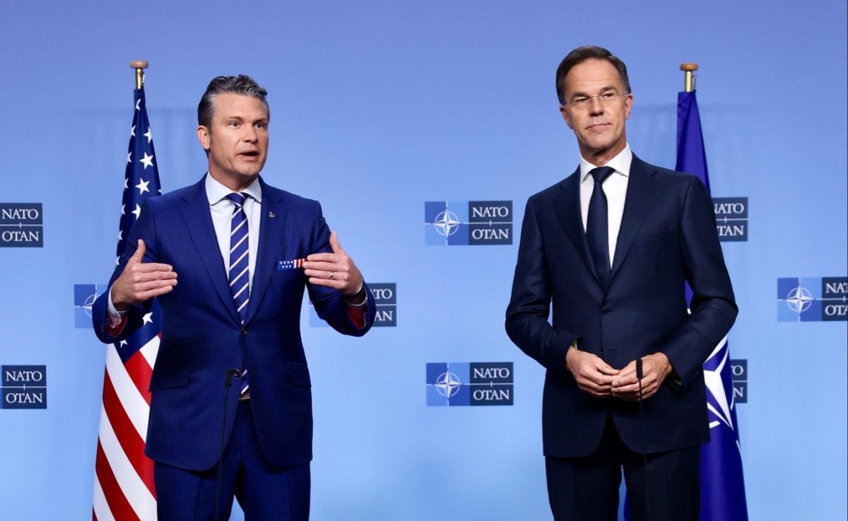 Bộ trưởng Quốc phòng Mỹ Pete Hegseth (trái) và Tổng Thư ký NATO Mark Rutte tại (Brussels, Bỉ) ngày 15/10. Ảnh: X/@SecGenNATO