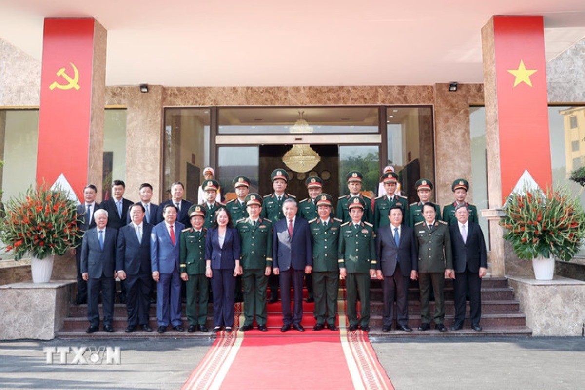'Chăm lo xây dựng Lực lượng vũ trang Quân khu 1 vững mạnh toàn diện'