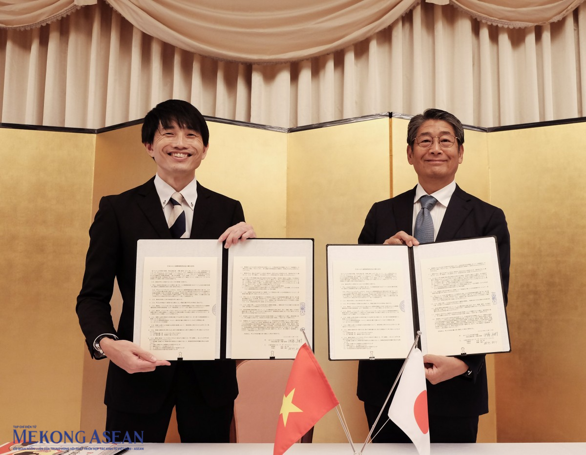 Ông Kosuke Nagino và ông Ito Naoki ký hợp đồng viện trợ. Ảnh: Tùng Dương/555win Login