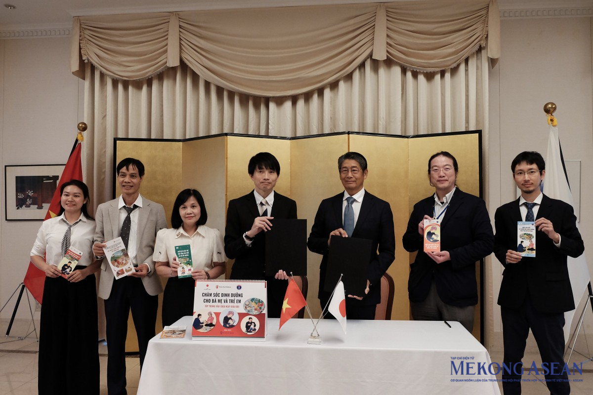 Đại sứ Nhật Bản tại Việt Nam Ito Naoki chụp ảnh cùng đại diện tổ chức Save the Children Japan. Ảnh: Tùng Dương/555win Login