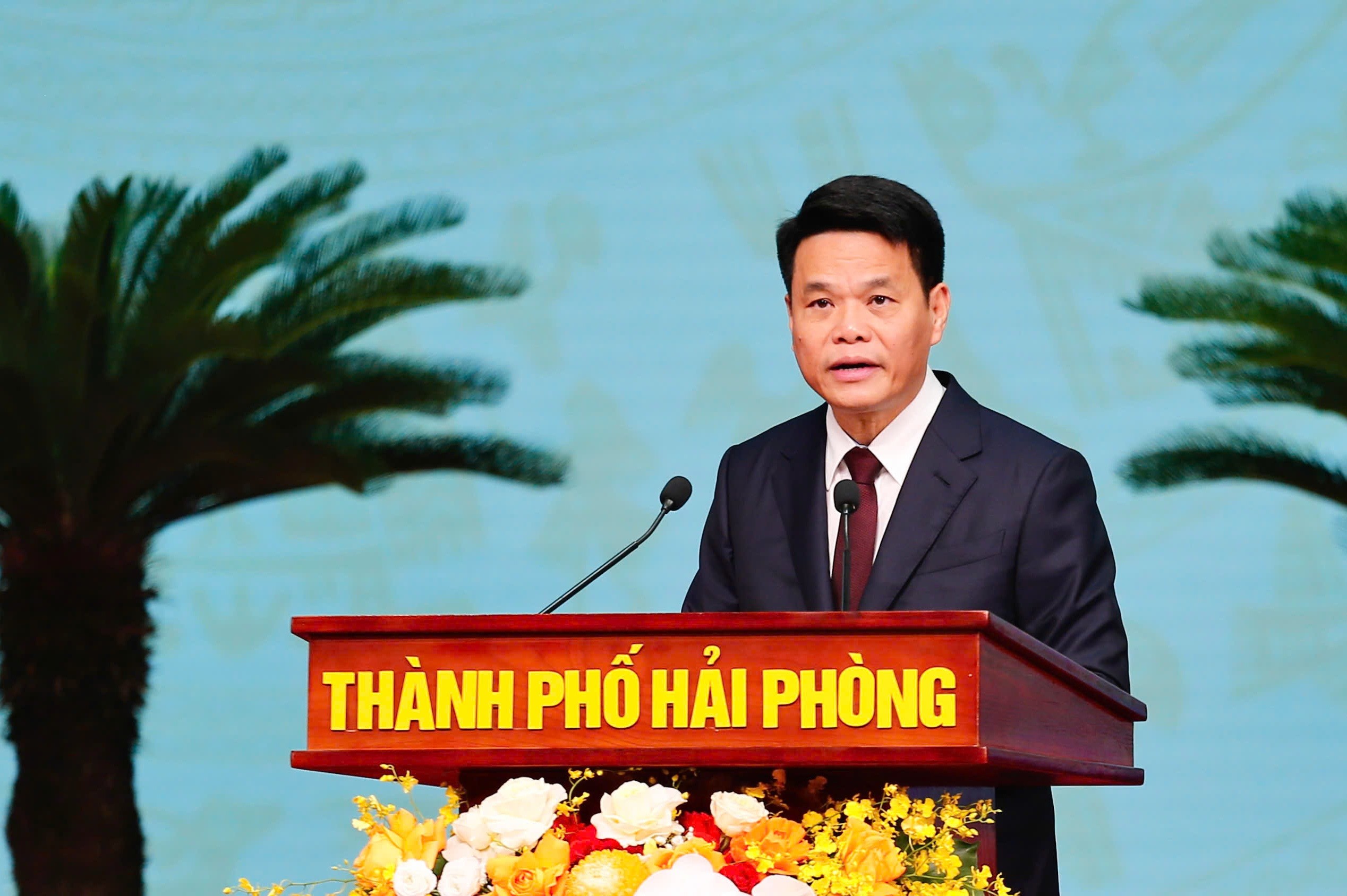 Chủ tịch UBND thành phố Hải Phòng Lê Ngọc Châu phát biểu tại đại hội. Ảnh: Hoài Phượng.