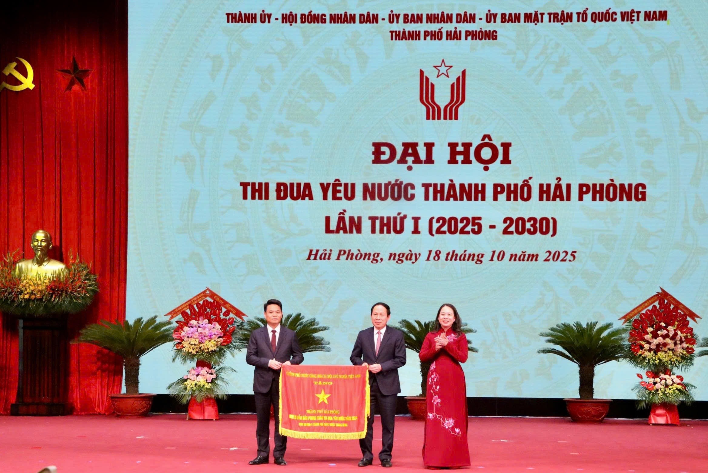 Phó Chủ tịch nước Võ Thị Ánh Xuân trao Cờ thi đua của Chính phủ cho thành phố Hải Phòng. Ảnh: Hoài Phượng.