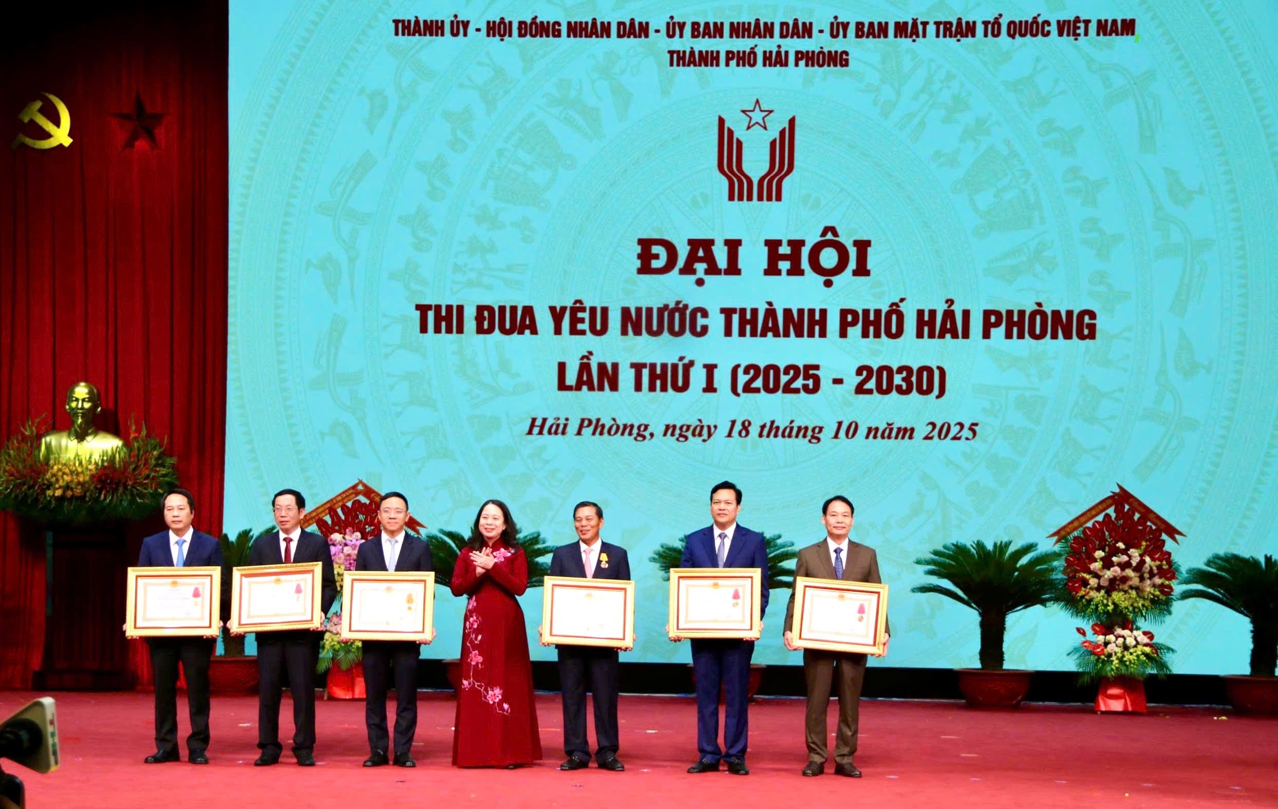 Phó Chủ tịch nước Võ Thị Ánh Xuân trao Huân chương Độc lập và Huân chương Lao động cho các tập thể, cá nhân. Ảnh: Hoài Phượng.