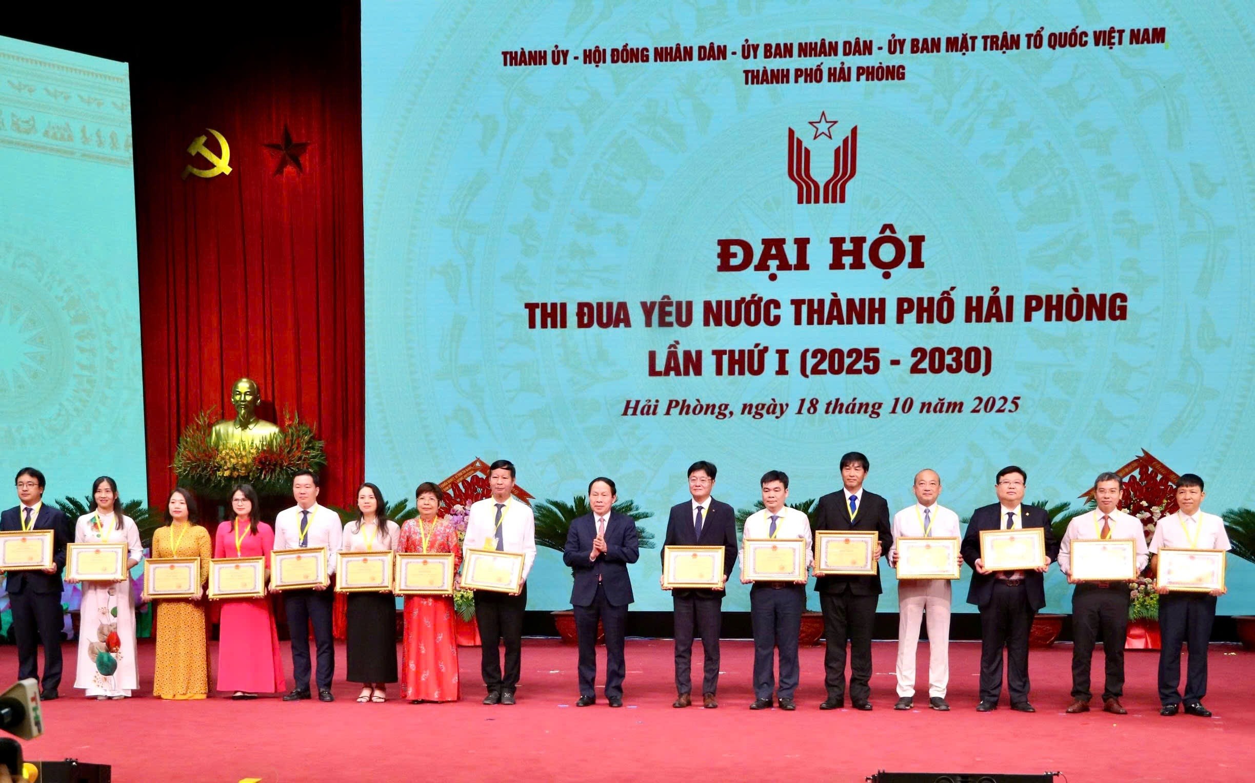 Bí thư Thành uỷ Hải Phòng Lê Tiến Châu tặng Bằng khen cho các tập thể, cá nhân. Ảnh: Hoài Phượng.