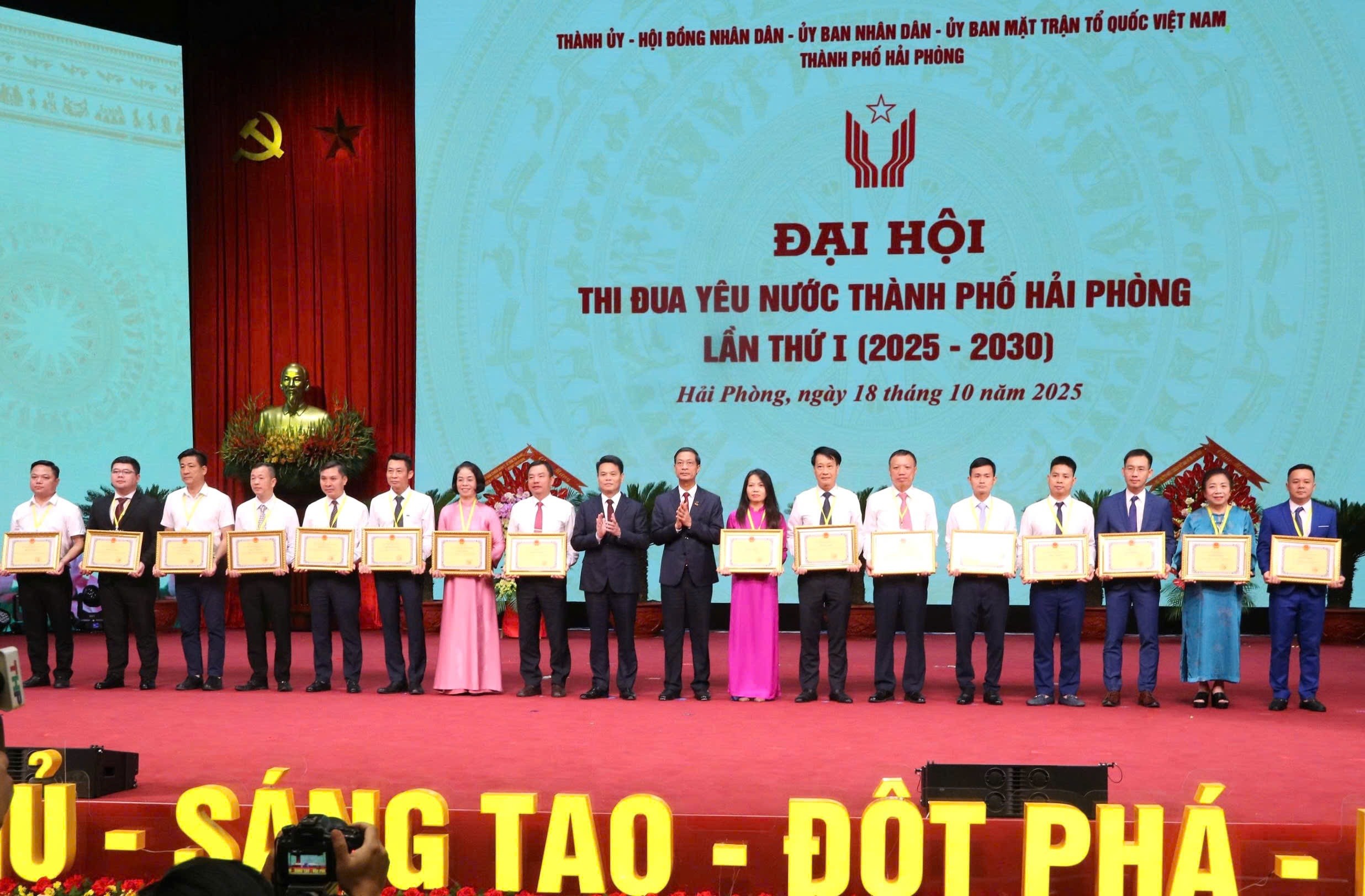 Phó Bí thư Thường trực Thành uỷ Hải Phòng Đỗ Mạnh Hiến và Chủ tịch UBND thành phố Hải Phòng Lê Ngọc Châu tặng Bằng khen cho các tập thể, cá nhân. Ảnh: Hoài Phượng.