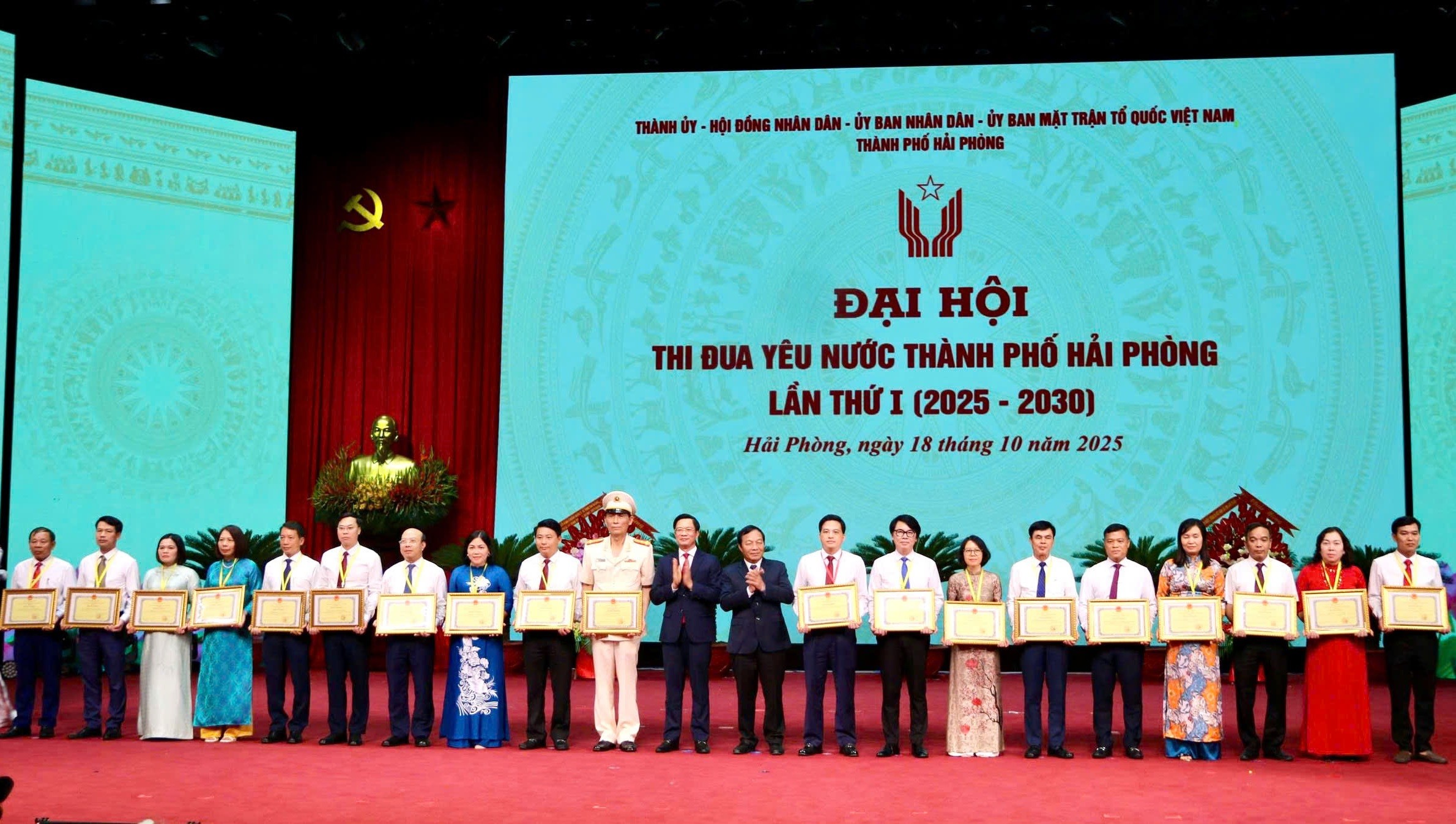 Phó Bí thư Thành uỷ, Chủ tịch HĐND thành phố Hải Phòng Lê Văn Hiệu và Phó Bí thư Thành uỷ, Chủ tịch Uỷ ban MTTQ Việt Nam thành phố Hải Phòng Phạm Văn Lập tặng Bằng khen cho các tập thể, cá nhân. Ảnh: Hoài Phượng.