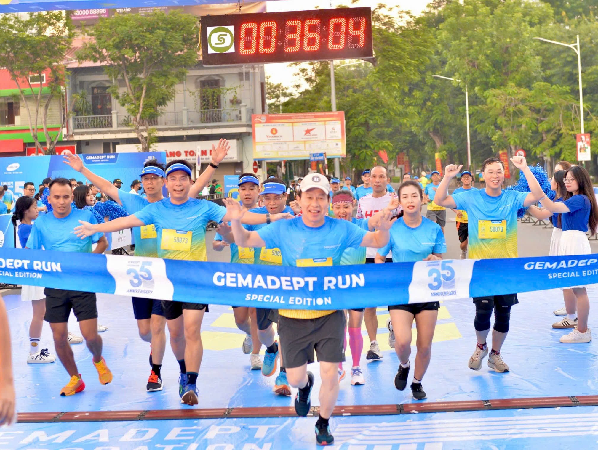 Bí thư Thành ủy Hải Phòng Lê Tiến Châu về đích, tại giải chạy. Ảnh: Quang Phú. Bí thư Thành ủy Hải Phòng Lê Tiến Châu về đích, tại giải chạy. Ảnh: Quang Phú.