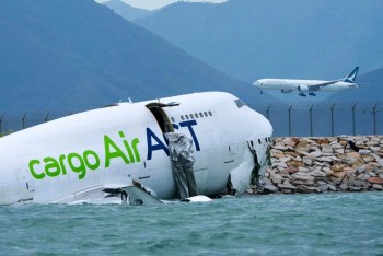 Hong Kong: Máy bay trượt khỏi đường băng, 2 nhân viên thiệt mạng