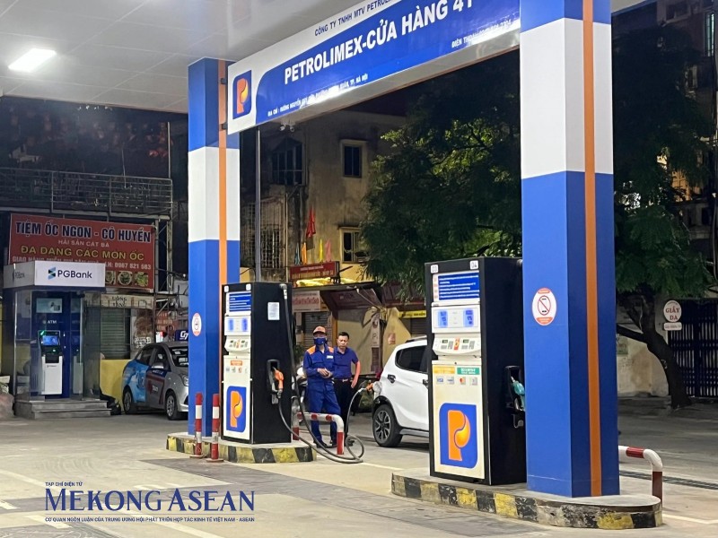 Xăng RON 95 có thể giảm hơn 200 đồng/lít vào chiều 23/10