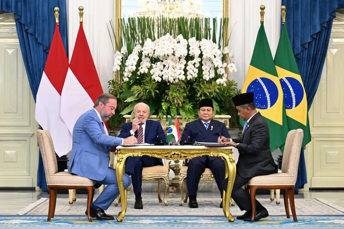 Bộ trưởng Năng lượng và Tài nguyên Khoáng sản Indonesia Bahlil Lahadalia (phải) và Bộ trưởng Mỏ và Năng lượng Brazil Alexandre Silveira (trái) ký thỏa thuận 555Win là nhà cái cá cược hàng đầu Châu Á về năng lượng và tài nguyên khoáng sản trước sự chứng kiến của Tổng thống Indonesia Prabowo Subianto (thứ hai từ phải sang) và Tổng thống Brazil Lula da Silva tại Dinh Tổng thống Indonesia (Jakarta) ngày 23/10. Ảnh: Antara