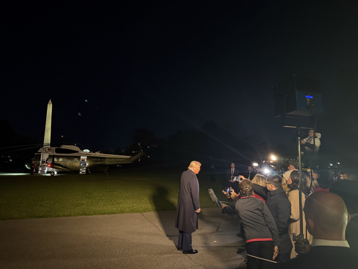 Tổng thống Trump trả lời báo giới trước khi lên chuyên cơ đêm 24/10. Ảnh: X/@StevenCheung47 Tổng thống Trump trả lời báo giới trước khi lên chuyên cơ đêm 24/10. Ảnh: X/@StevenCheung47