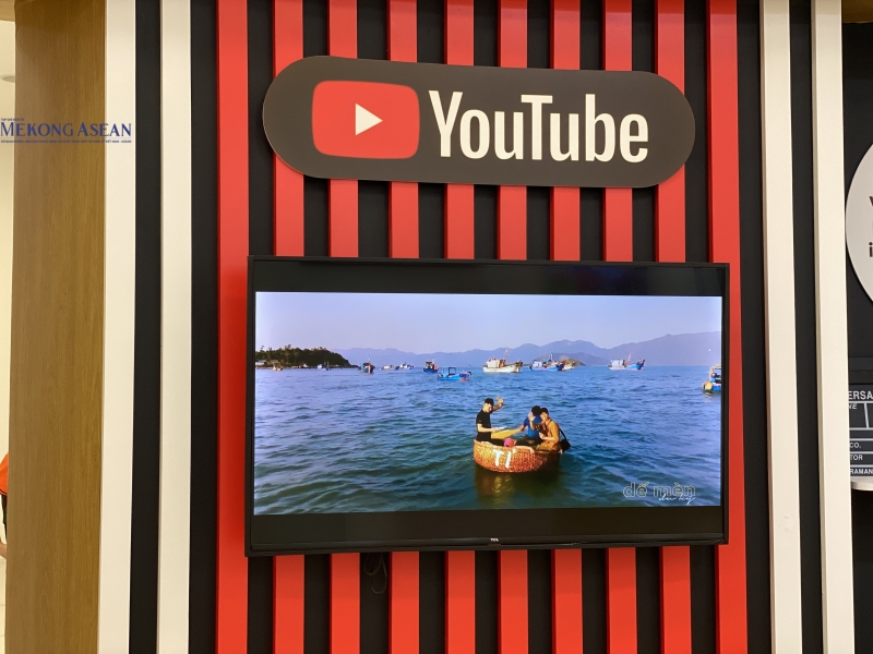 YouTube vừa ra mắt tính năng phát hiện hình ảnh AI giúp người sáng tạo nội dung phát hiện và yêu cầu xóa các video sử dụng trí tuệ nhân tạo để tạo hoặc chỉnh sửa khuôn mặt của họ mà không được phép, nhằm ngăn chặn deepfake và bảo vệ danh tính. YouTube vừa ra mắt tính năng phát hiện hình ảnh AI giúp người sáng tạo nội dung phát hiện và yêu cầu xóa các video sử dụng trí tuệ nhân tạo để tạo hoặc chỉnh sửa khuôn mặt của họ mà không được phép, nhằm ngăn chặn deepfake và bảo vệ danh tính.