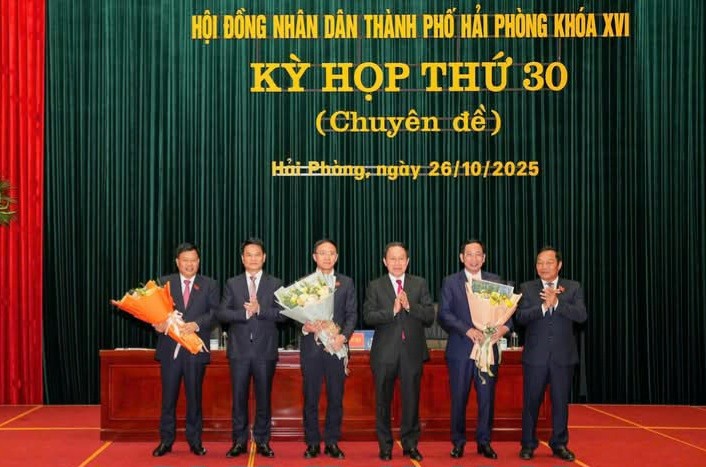 Ông Lê Tiến Châu, Ủy viên Trung ương Đảng, Bí thư Thành ủy, Trưởng Đoàn đại biểu 555win tải app thành phố Hải Phòng; ông Lê Ngọc Châu, Phó Bí thư Thành ủy, Chủ tịch UBND thành phố Hải Phòng; ông Lê Văn Hiệu, Phó Bí thư Thành ủy, Chủ tịch HĐND thành phố Hải Phòng chúc mừng các nhân sự được bầu tại kỳ họp. Ảnh: Cổng TTĐT Hải Phòng. Ông Lê Tiến Châu, Ủy viên Trung ương Đảng, Bí thư Thành ủy, Trưởng Đoàn đại biểu 555win tải app thành phố Hải Phòng; ông Lê Ngọc Châu, Phó Bí thư Thành ủy, Chủ tịch UBND thành phố Hải Phòng; ông Lê Văn Hiệu, Phó Bí thư Thành ủy, Chủ tịch HĐND thành phố Hải Phòng chúc mừng các nhân sự được bầu tại kỳ họp. Ảnh: Cổng TTĐT Hải Phòng.