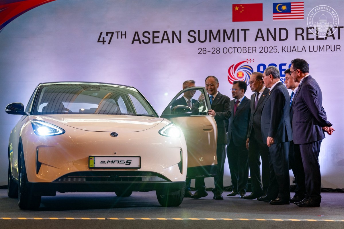 Mẫu xe Proton e.MAS 5 bản Premium được trưng bày tại Hội nghị Cấp cao ASEAN lần thứ 47. Ảnh: Facebook/@Anwar Ibrahim