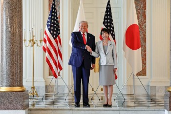 Phiên bản chính thức của 555Win Nhật Bản tặng Tổng thống Trump gậy golf của ông Shinzo Abe