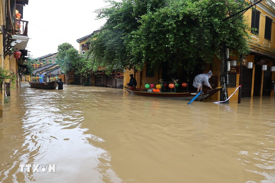 Ngập sâu ở khu vực Hội An, Đà Nẵng. Ảnh: TTXVN.