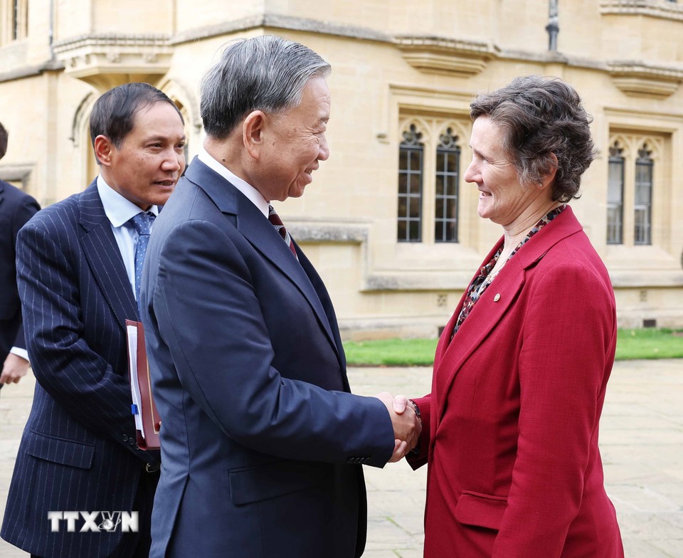 Giáo sư Irene Tracey, Hiệu trưởng Đại học Oxford đón Tổng Bí thư Tô Lâm. Ảnh: TTXVN.