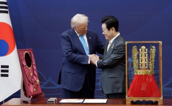 Hàn Quốc tặng Tổng thống Trump bản sao vương miện vàng