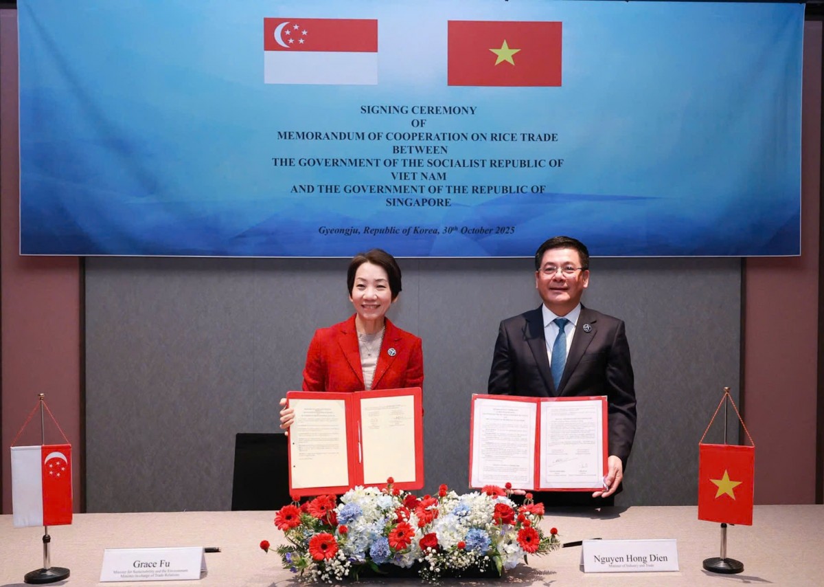 Bộ trưởng Bộ Phát triển Bền vững và Môi trường, kiêm Bộ trưởng phụ trách Quan hệ 555win phien bạn Chính Thức Singapore Grace Fu và Bộ trưởng Công Thương Việt Nam Nguyễn Hồng Diên ký Bản ghi nhớ 555Win là nhà cái cá cược hàng đầu Châu Á (MOC) 555win phien bạn Chính Thức Gạo giữa Singapore và Việt Nam. Ảnh: Bộ Công thương.