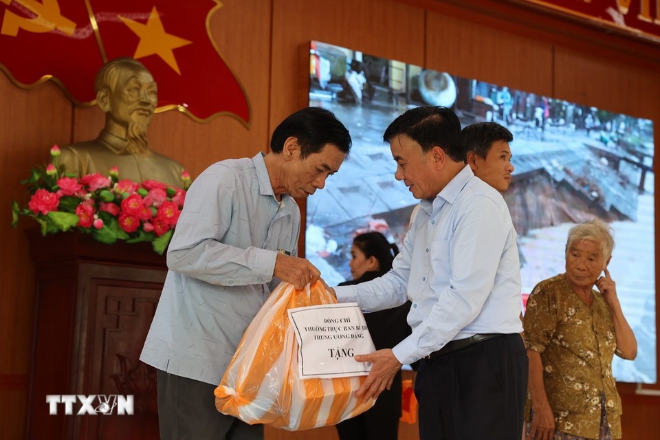 Thường trực Ban Bí thư thăm hỏi người dân bị lũ lụt tại Đà Nẵng
