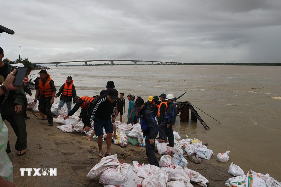 Thường trực Ban Bí thư thăm hỏi người dân bị lũ lụt tại Đà Nẵng