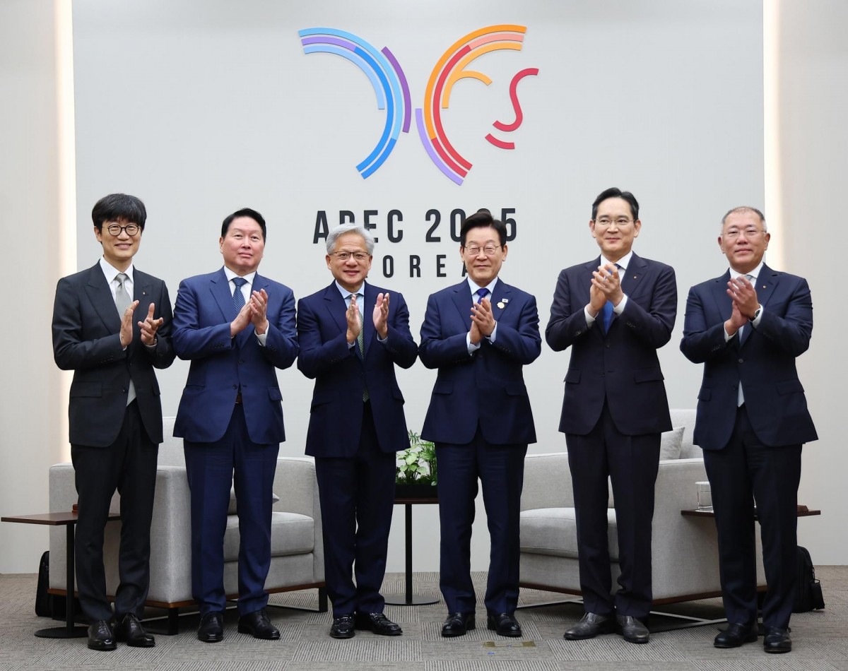 Từ trái sang phải: Nhà sáng lập Naver Lee Hae Jin, Chủ tịch Tập đoàn SK Chey Tae Won, CEO Nvidia Jensen Huang, Tổng thống Hàn Quốc Lee Jae Myung, Chủ tịch điều hành Samsung Electronics Lee Jae Yong và Chủ tịch điều hành Tập đoàn Hyundai Motor Chung Eui Sun. Ảnh: Yonhap