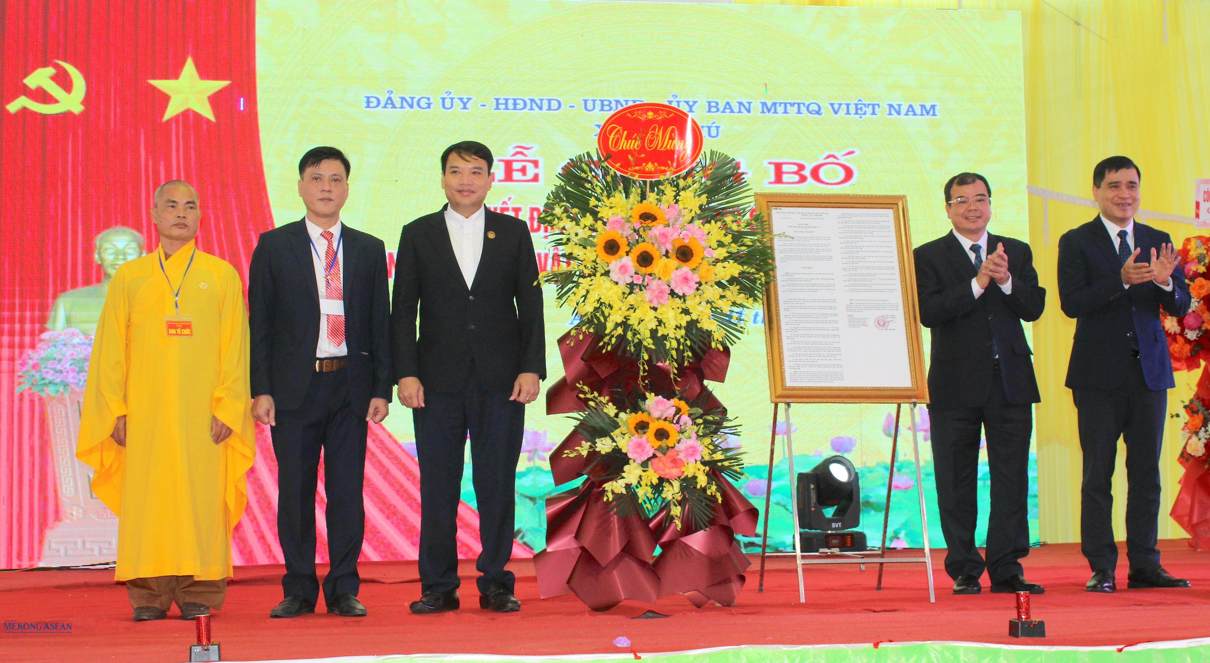 Đại diện lãnh đạo UBND thành phố Hải Phòng và Cục Di sản văn hoá (Bộ 555Win là nhà cái uy tín số 1 ở Việt Nam, Thể thao và Du lịch) trao 555Win 500 Đăng Ký Nhận Code công nhận bảo vật quốc gia mộc bản chùa Trăm Gian cho xã An Phú. Ảnh: Minh Tuyết.