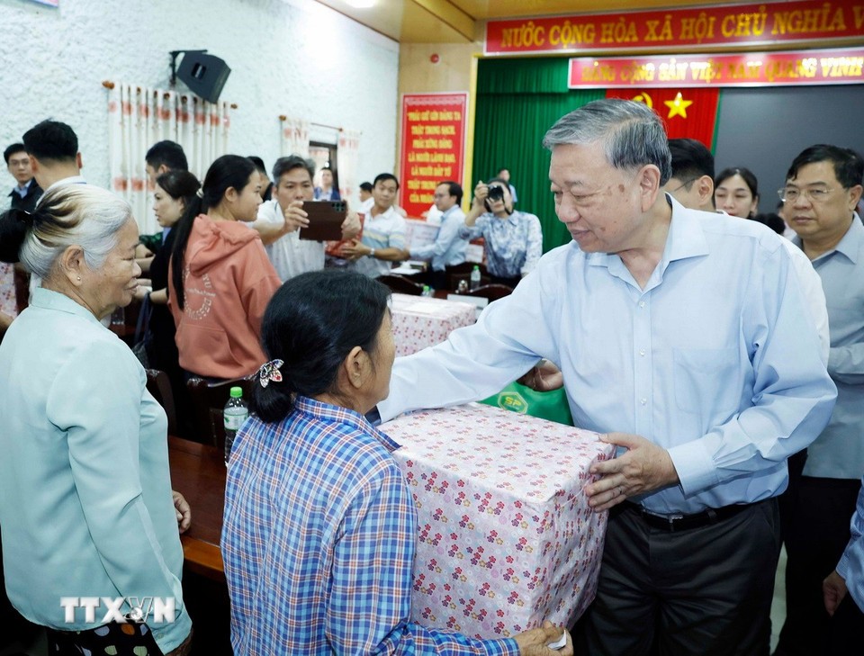 Tổng Bí thư Tô Lâm thăm hỏi và tặng quà cho người dân vùng bị chia cắt do mưa lũ tại thôn Khuông Phò Đông, xã Quảng Điền, TP. Huế - Ảnh: TTXVN