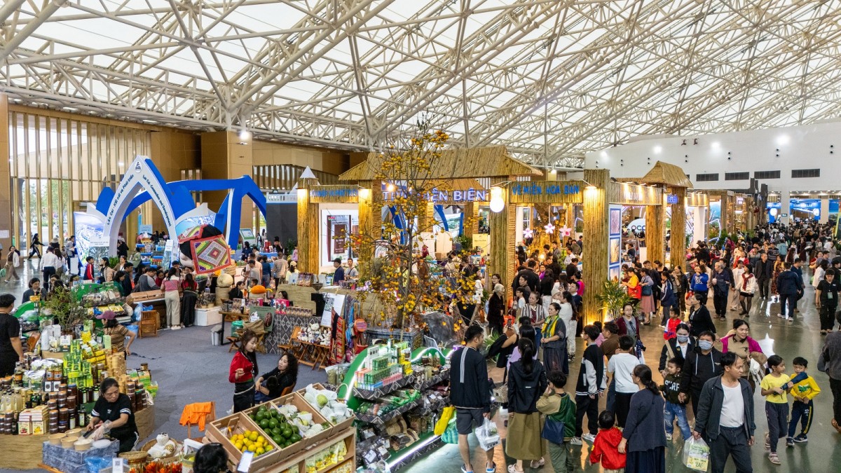 Biển người đổ về Hội chợ Mùa thu 2025 trước khi cơ hội mua sắm tốt nhất năm khép lại