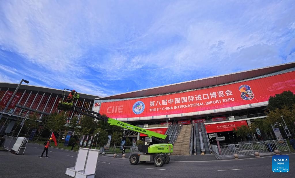 Các nhân viên làm việc bên ngoài Trung tâm Triển lãm và Hội nghị Quốc gia ngày 3/11. Ảnh: Tân Hoa xã