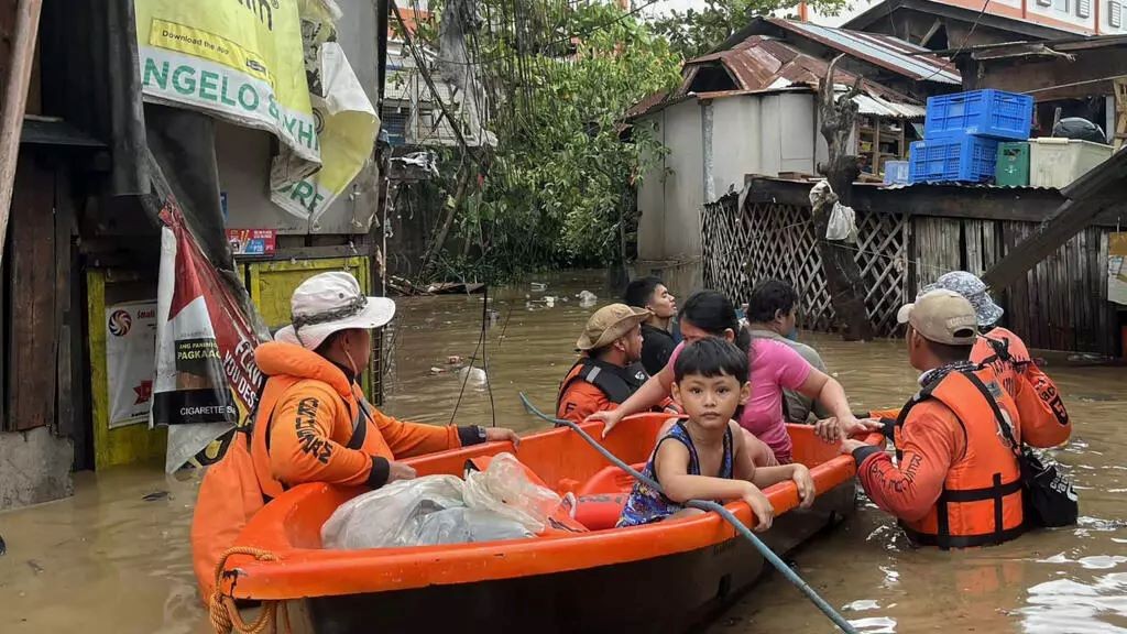 Bão Kalmaegi đổ bộ Philippines, 380 nghìn người sơ tán, ít nhất 5 người thiệt mạng