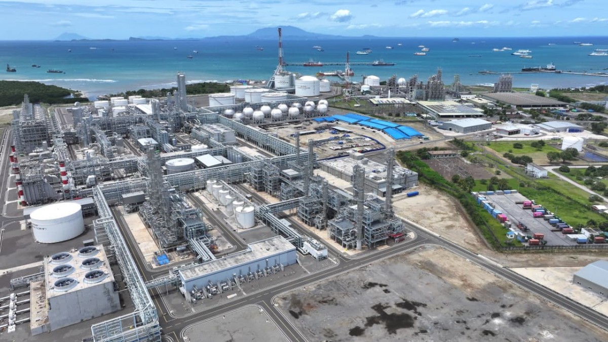 Nhà máy hóa dầu Lotte Chemical Indonesia New Ethylene tại thành phố Cilegon, tỉnh Banten. Ảnh: X/@KemensetnegRI