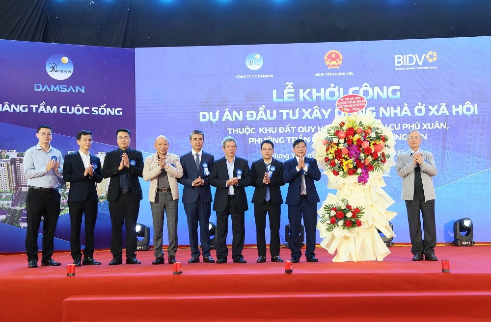 Ông Trần Quốc Vượng, nguyên Ủy viên Bộ Chính trị, nguyên Thường trực Ban Bí thư tặng hoa chúc mừng nhà đầu tư dự án. Ảnh: Cổng TTĐT Hưng Yên.