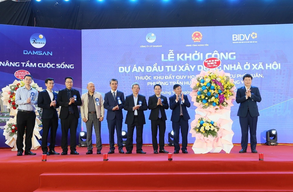 Ông Trần Quốc Toản, Phó Bí thư Thường trực Tỉnh ủy Hưng Yên tặng hoa chúc mừng nhà đầu tư dự án. Ảnh: Cổng TTĐT Hưng Yên.