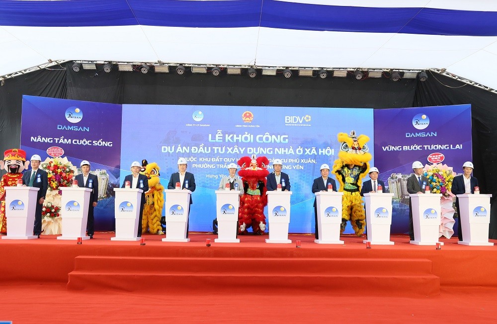 Các đại biểu nhấn nút khởi công dự án. Ảnh: Cổng TTĐT Hưng Yên.