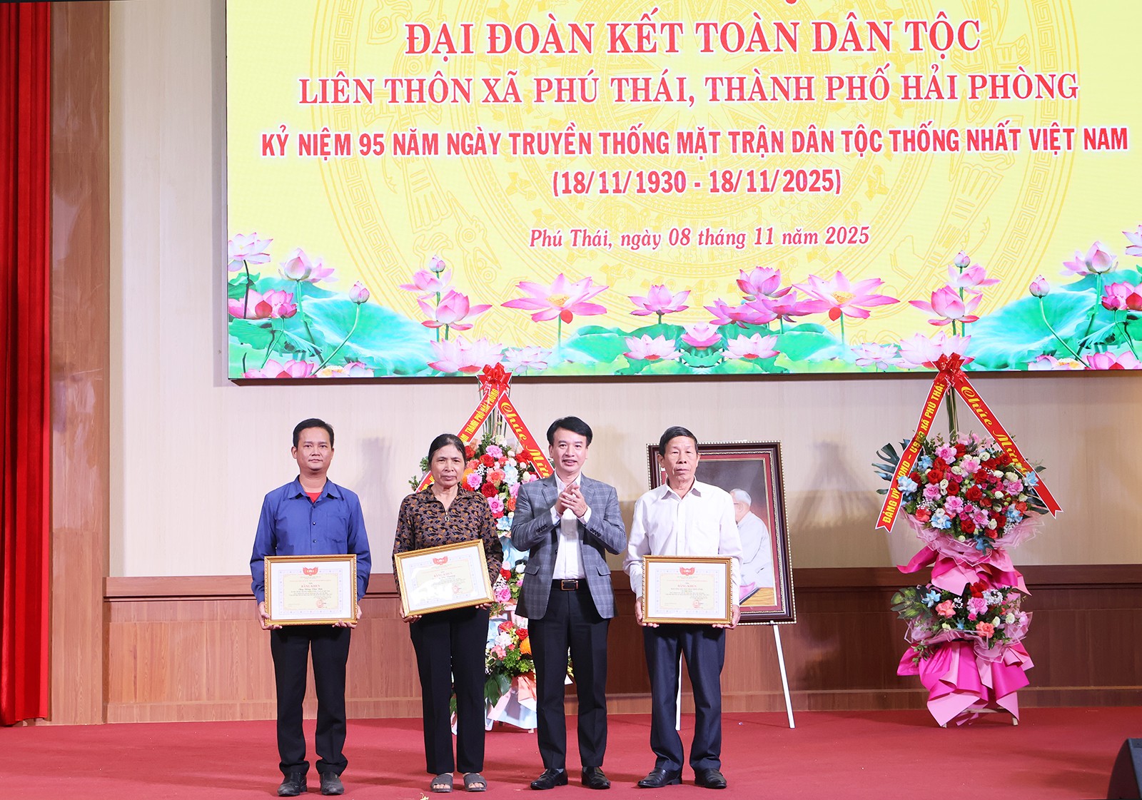 Ông Nguyễn Đức Tuấn, Ủy viên Ban Thường vụ Thành ủy, Phó Chủ tịch Thường trực Ủy ban MTTQ Việt Nam thành phố Hải Phòng trao bằng khen cho đại diện tập thể vá cá nhân tiêu biểu trong thực hiện Cuộc vận động “Toàn dân đoàn kết xây dựng nông thôn mới, đô thị văn minh”. Ảnh: Cổng TTĐT Hải Phòng.