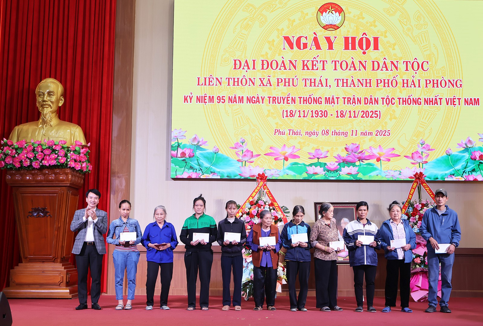 Phó Chủ tịch Thường trực Ủy ban MTTQ Việt Nam thành phố Hải Phòng trao quà cho các hộ có hoàn cảnh khó khăn trên địa bàn xã Phú Thái. Ảnh: Cổng TTĐT Hải Phòng.