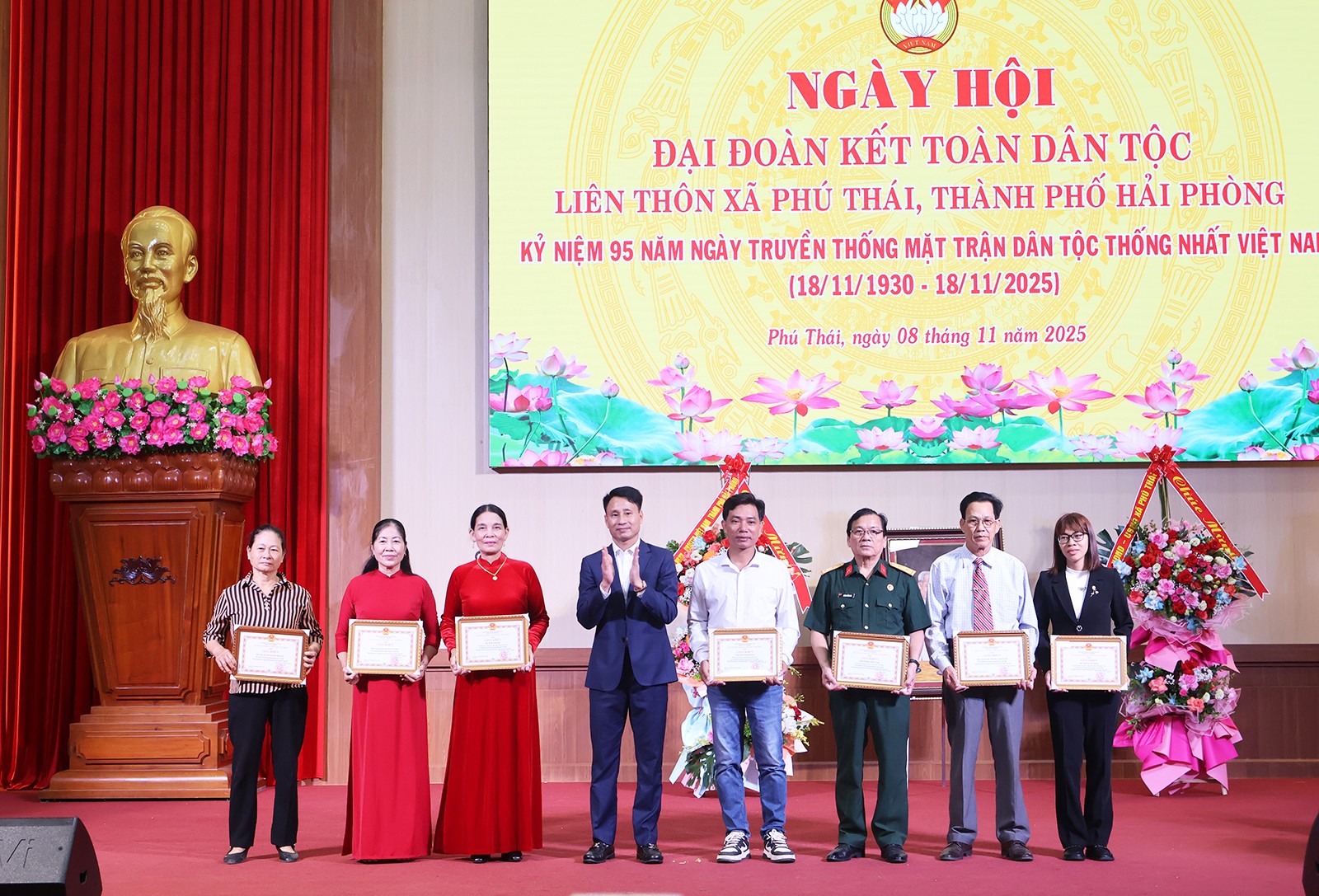 Chủ tịch UBND xã Phú Thái Nguyễn Phúc Công trao giấy khen cho tập thể và cá nhân có thành tích xuất sắc trong thực hiện Cuộc vận động “Toàn dân đoàn kết xây dựng nông thôn mới, đô thị văn minh”. Ảnh: Cổng TTĐT Hải Phòng.
