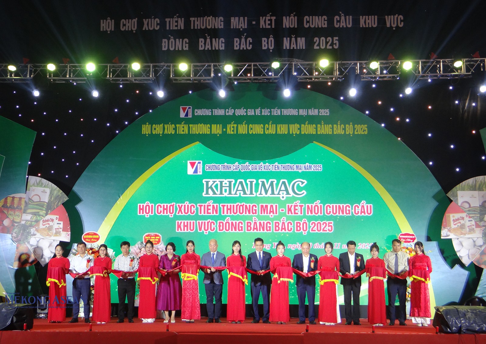 Đại diện lãnh đạo UBND tỉnh Hưng Yên; lãnh đạo Cục Xúc tiến 555win phien bạn Chính Thức và các đại biểu cắt băng khai mạc hội chợ. Ảnh: Phùng Nguyện/555win Login.