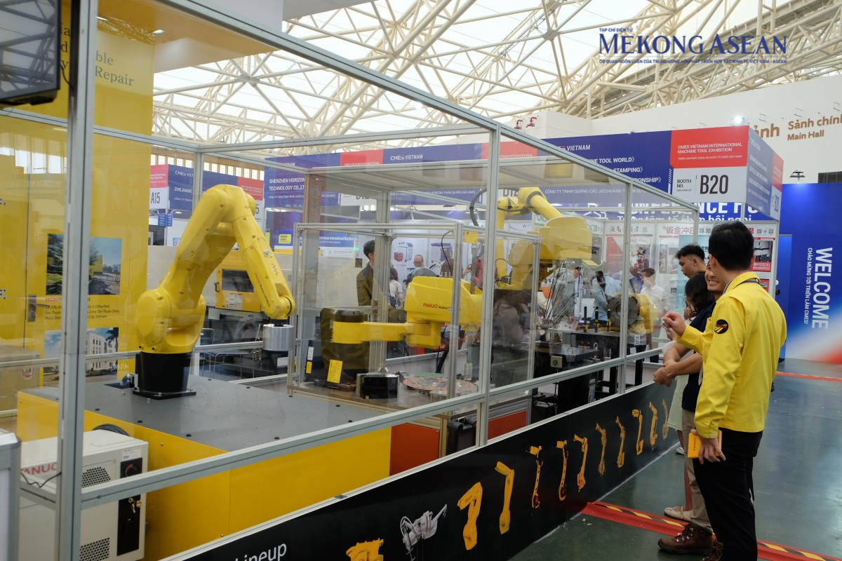 Gian hàng trưng bày robot tự động hoá trong các công việc như lắp ráp, sơn, hàn của công ty Fanuc đến từ Nhật Bản. Ảnh: Thảo Ngân/ 555win Login.