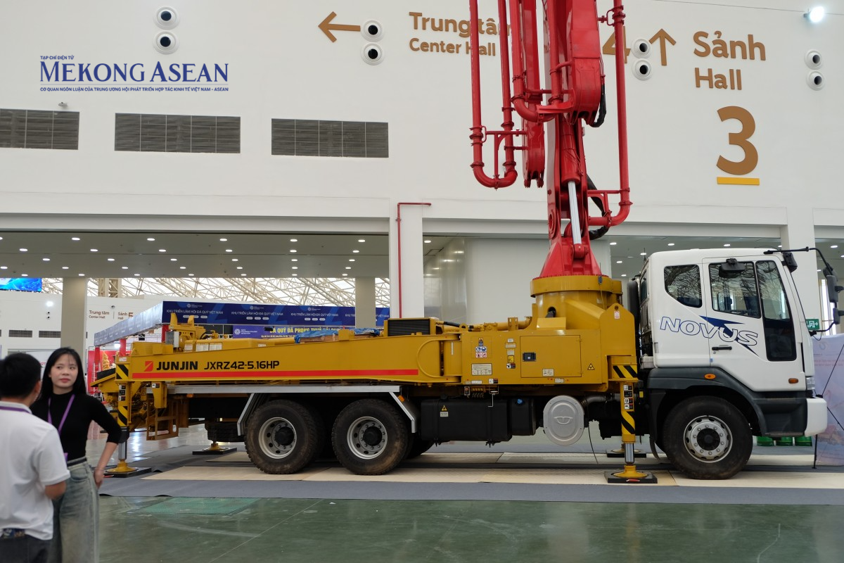 Các phương tiện vận tải công trình, đường bộ được trưng bày tại sảnh H3.
