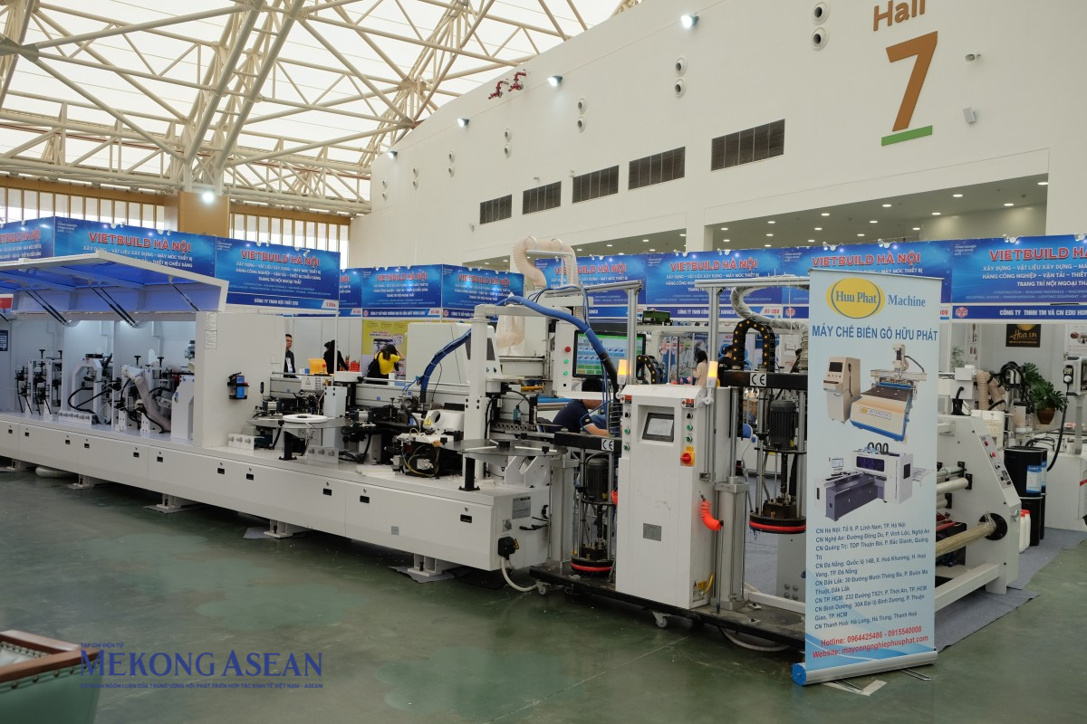 Các gian hàng trưng bày máy móc khác tại triển lãm. Ảnh:  