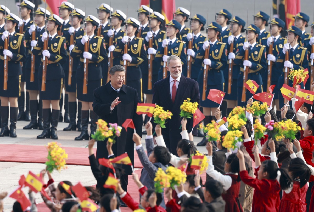 Lễ đón Quốc vương Felipe VI tại Bắc Kinh ngày 12/11. Ảnh: X/@SpoxCHN_MaoNing