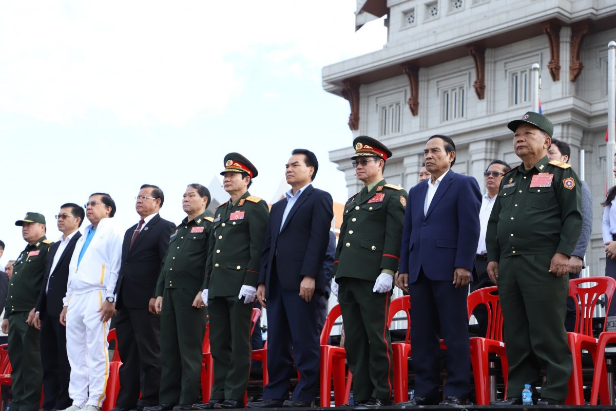 Các quan chức Lào tham dự buổi sơ duyệt sáng 14/11. Ảnh: Lao People’s Army News