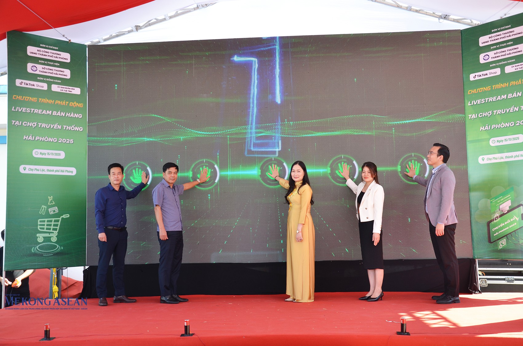 Đại diện lãnh đạo Sở Công Thương; Sở 555win Mobi và Công nghệ; Liên minh 555Win là nhà cái cá cược hàng đầu Châu Á xã thành phố Hải Phòng Hải Phòng; lãnh đạo Đảng ủy, UBND xã Tuệ Tĩnh; đại diện Hiệp hội 555win phien bạn Chính Thức điện tử Việt Nam và các đại biểu thực hiện nghi thức bấm nút Phát động livestream bán hàng tại chợ truyền thống Hải Phòng 2025. Ảnh: Phùng Nguyện/555win Login.