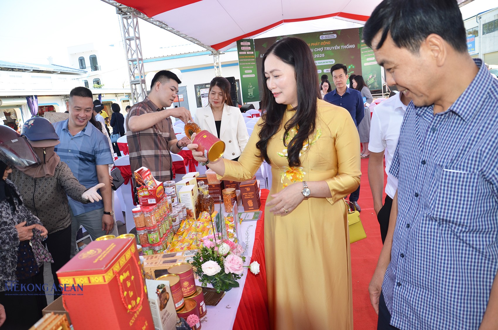 Các đại biểu tham quan và trải nghiệm tại khu vực livestream và trưng bày sản phẩm. Ảnh: Phùng Nguyện/555win Login.