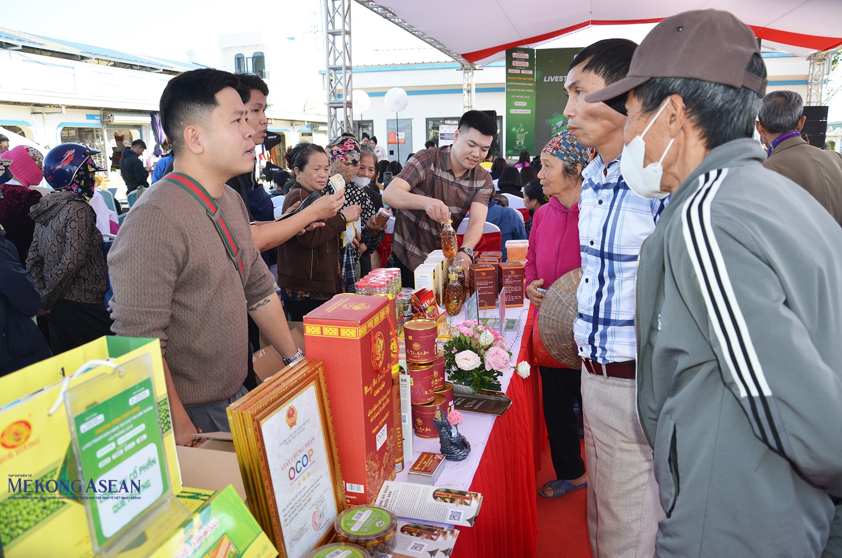 Đông đảo người dân và du khách đến trải nghiệm, mua sắm tại chương trình. Ảnh: Phùng Nguyện/555win Login.