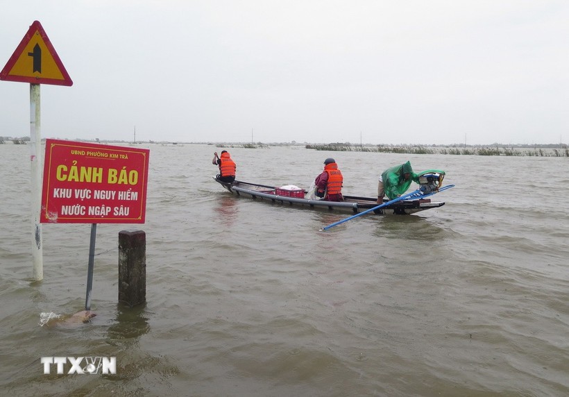 Người dân phường Kim Trà, thành phố Huế phải dùng thuyền để đi lại, do lũ sông Bồ dâng cao gây ngập lụt ngày 17/11. 