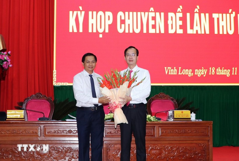 Bí thư Tỉnh ủy Vĩnh Long Trần Văn Lâu tặng hoa chúc mừng ông Trần Trí Quang được bầu giữ chức Chủ tịch Ủy ban Nhân dân tỉnh Vĩnh Long.