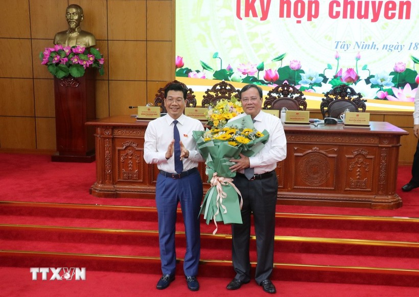 Ông Nguyễn Mạnh Hùng, Phó Bí thư Tỉnh ủy, Chủ tịch Hội đồng Nhân dân tỉnh Tây Ninh tặng hoa chúc mừng tân Chủ tịch Ủy ban Nhân dân tỉnh Tây Ninh Lê Văn Hẳn.